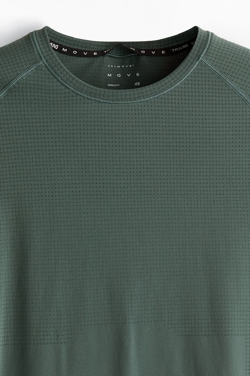 اتش اند ام تي-شيرت رياضي بقصّة ضيقة من نسيج دراي موف