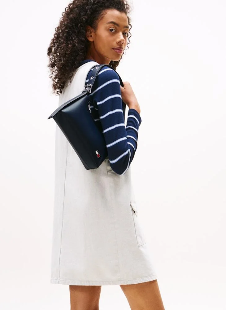 تومي جينز حقيبة كتف بلوحة شعار معدنية