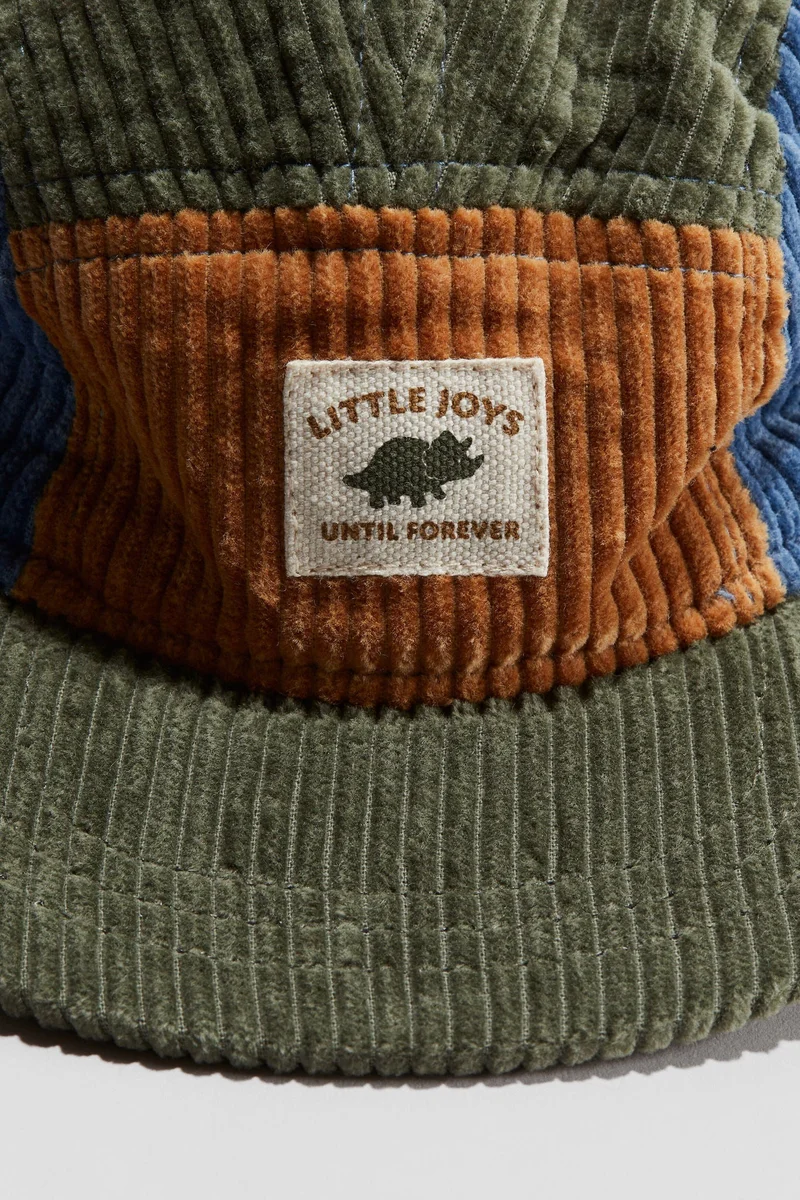 اتش اند ام قبعة مزودة بأغطية للأذن