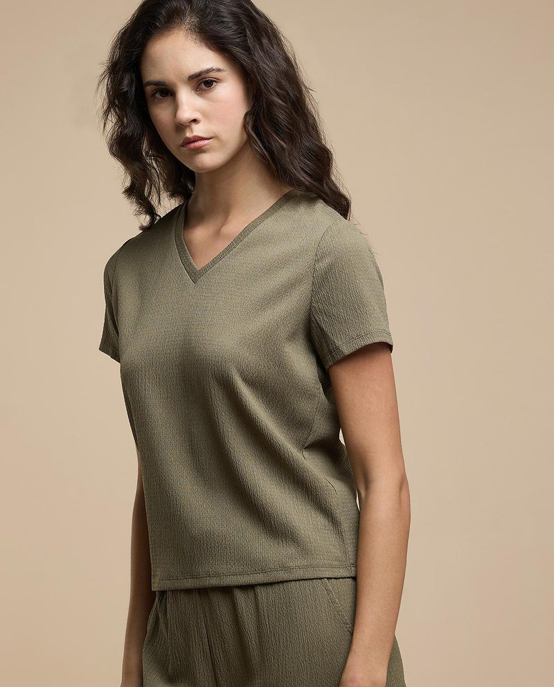 R&B Textured Top With V-Neck And Short Sleeves - Image 3