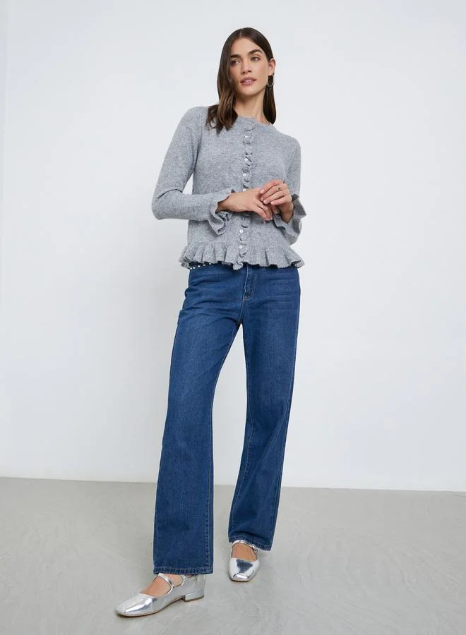 ستايلي كارديجان بقصة عادية وتفاصيل كشكش