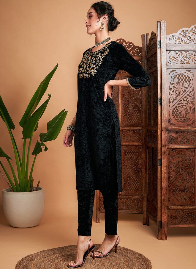 SASSAFRAS Black Floral Yoke Design Velvet Kurta for Women - Image 4