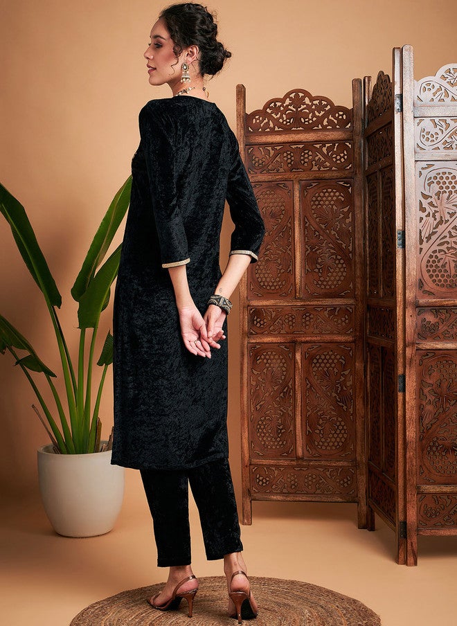 SASSAFRAS Black Floral Yoke Design Velvet Kurta for Women - Image 5