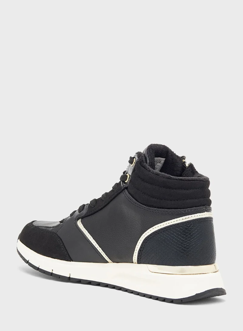 سيليست Lace Up Low Top Sneakers
