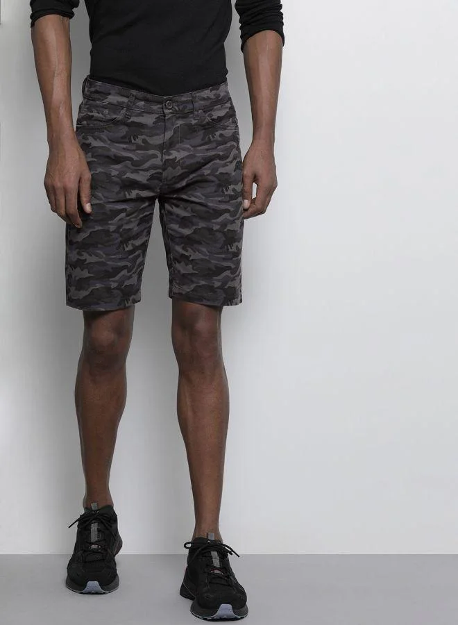 ذا انديان كراج كو Men Slim Fit Solid Mid-Rise Chino Shorts