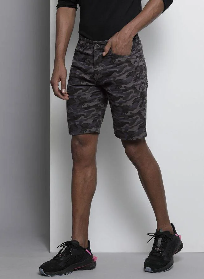 ذا انديان كراج كو Men Slim Fit Solid Mid-Rise Chino Shorts