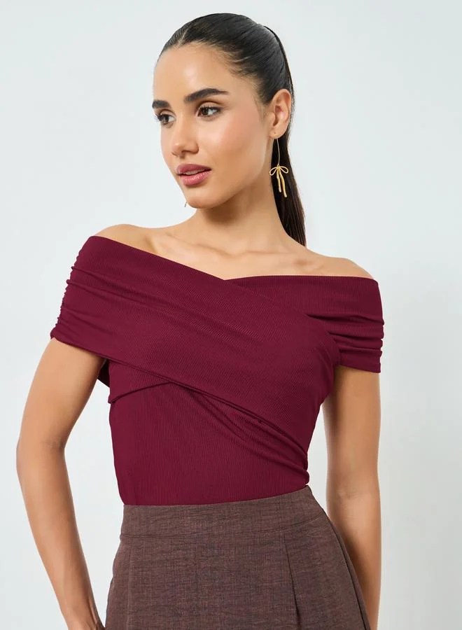 ستايلي بلوزة محبوكة بأكتاف مكشوفة