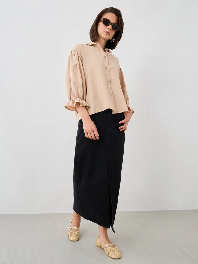 تايك تو قميص ستايلي بأزرار وياقة واسعة وأكمام مكشكشة