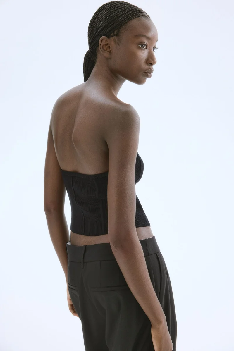 اتش اند ام بلوزة محبوكة من نسيج مرن