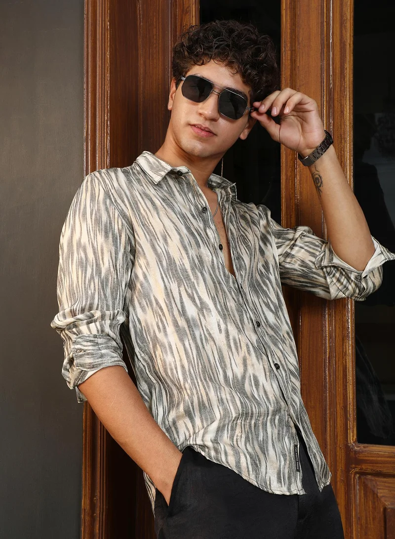 Campus Sutra Campus Sutra Men's Charcoal Grey & Off-White Contrast-Abstract Imprint Shirt | Spread Collar , Long Cuffed Sleeves , Button Closure , Curved Hem | Abstract Print Plain | Shirt For Casual Wear