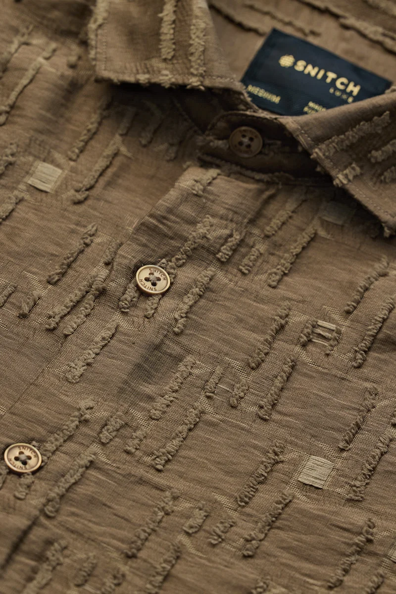 SNITCH قميص بني بقصة ضيقة فاخرة بنقوش
