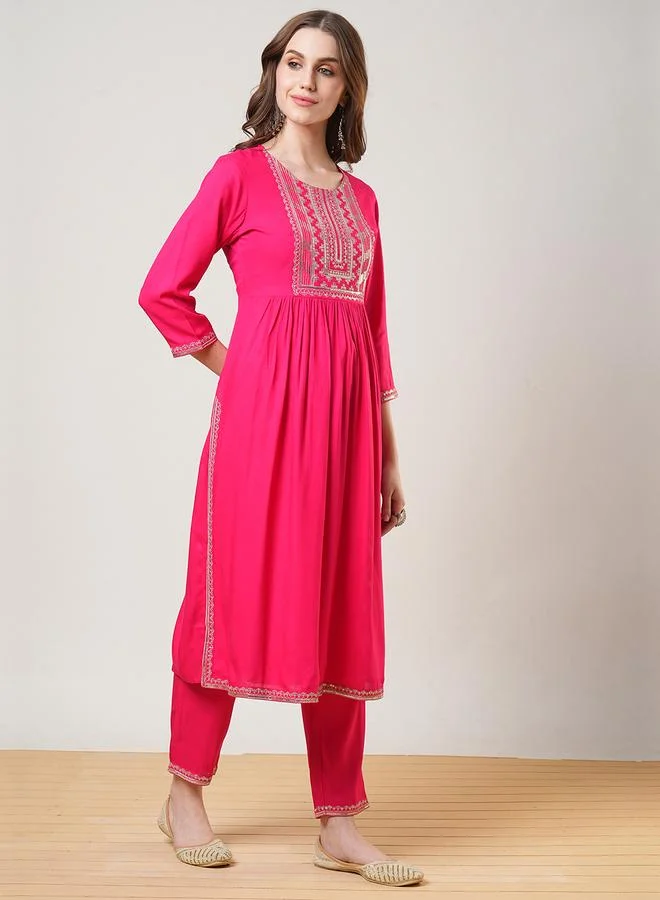 جلو باص طقم كورتا احتفالية مجمعة مطرزة بزاري وترتر مع بنطال مستقيم