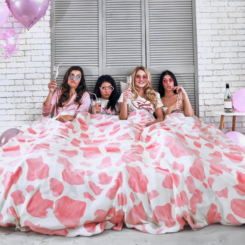 HSEEC Cute Strawberry Cow Print Blanket Soft Fleece Flannel Lightweight Pink Throw Cozy Warm Plush Cute Throw Blanket for Living Rooms Sofa Decor, Cow Gifts for Girls & Women, All Seasons 50x60 inch - Image 2