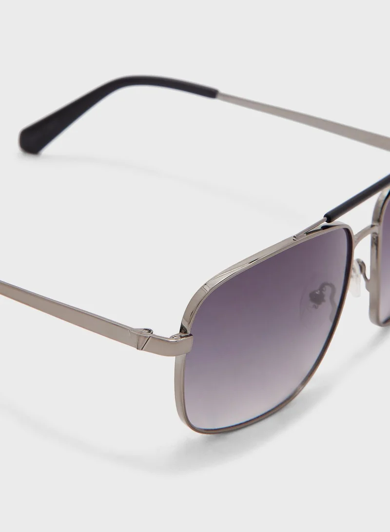 GUESS Oversized Sunglasses