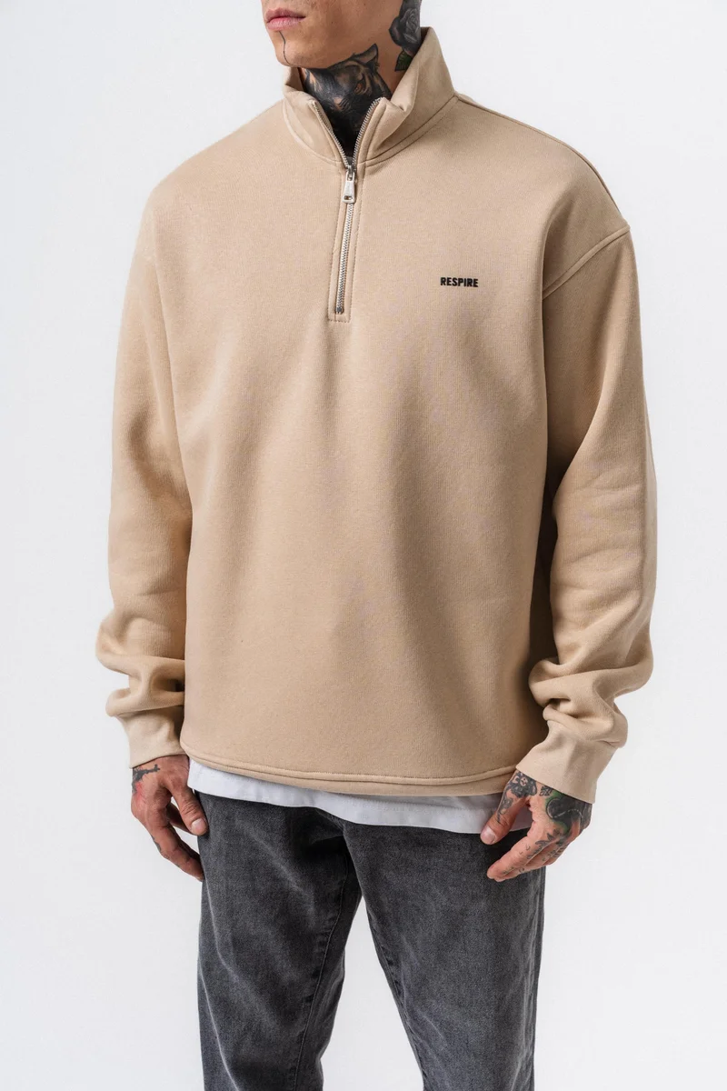 ريسباير سويت شيرت رجالي أساسي نصف بسحاب (Half-Zip) بتفاصيل نص "Respire" لون بيج