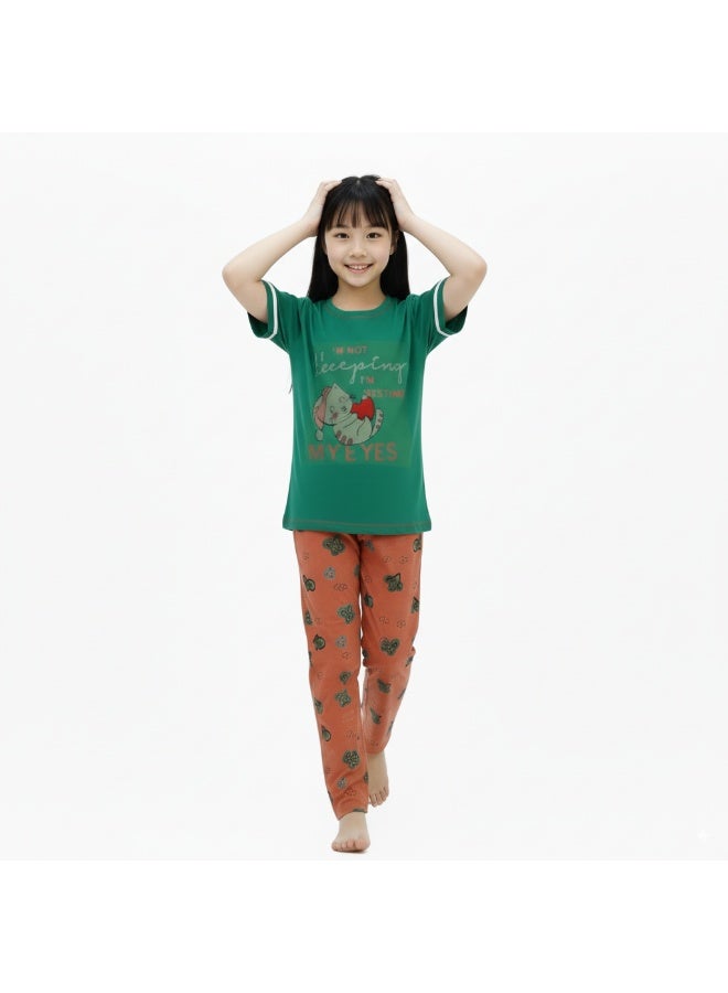 جوانا طقم بيجاما بناتي بطبعة لست نائمة أنا أريح عيني، قميص بأكمام قصيرة وبنطال طويل، أخضر نعناعي - Image 3