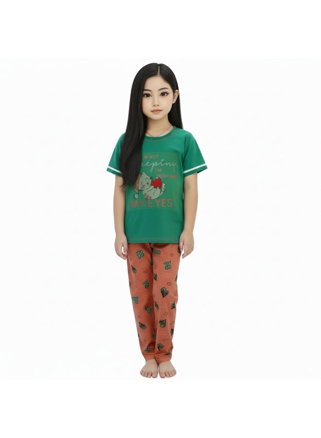 جوانا طقم بيجاما بناتي بطبعة لست نائمة أنا أريح عيني، قميص بأكمام قصيرة وبنطال طويل، أخضر نعناعي - Image 1