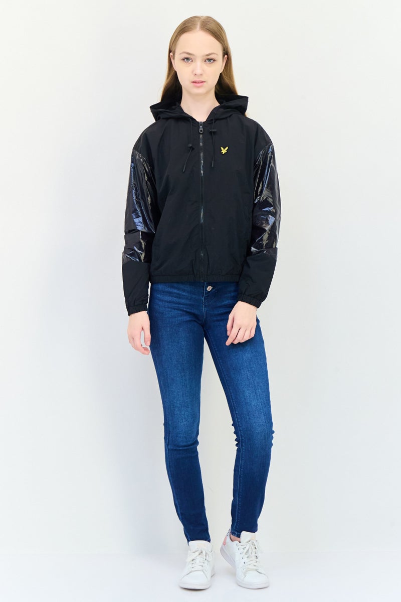 Lyle & Scott جاكيت واقي من الرياح مزين بشعار للنساء، أسود - Image 2