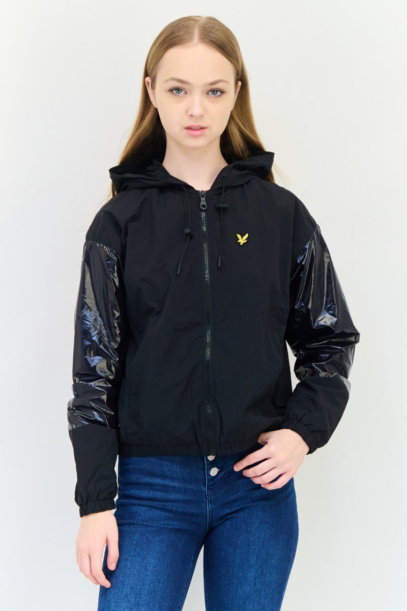 Lyle & Scott جاكيت واقي من الرياح مزين بشعار للنساء، أسود - Image 1