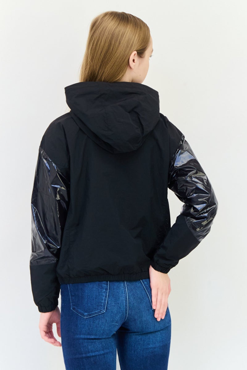 Lyle & Scott جاكيت واقي من الرياح مزين بشعار للنساء، أسود - Image 3