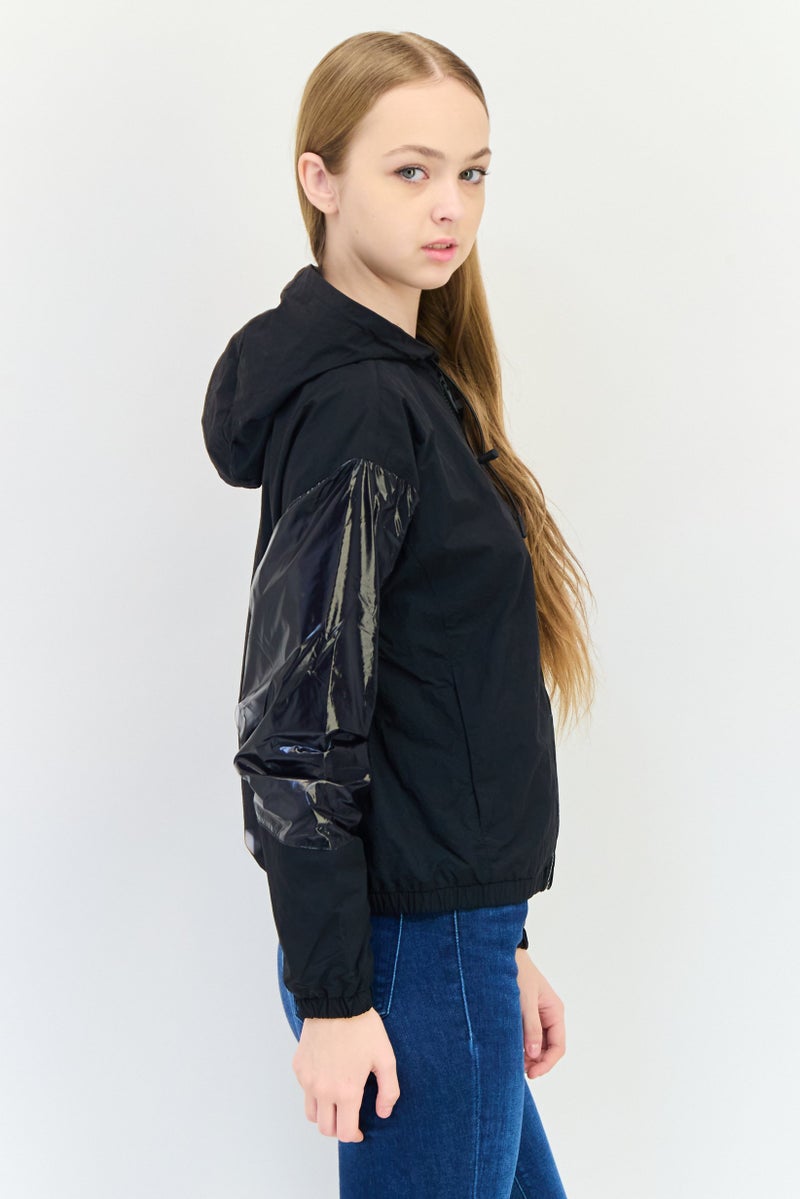 Lyle & Scott جاكيت واقي من الرياح مزين بشعار للنساء، أسود - Image 4