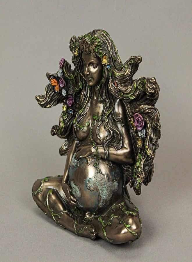 فيرونيز ديزاين تمثال من الراتنج بتصميم فيرونيز، يصور الأم غايا الحامل جالسة مع فراشات، بارتفاع 6 7/8 بوصة، بلمسة نهائية من البرونز المصبوب. - Image 5