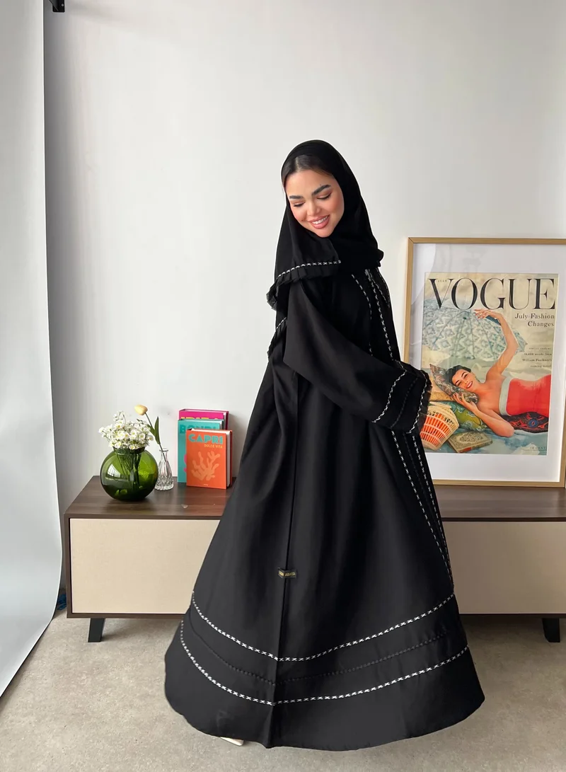 عبايات لوسين عباية سوداء مزينة بقيطان أبيض وأسود أنيق