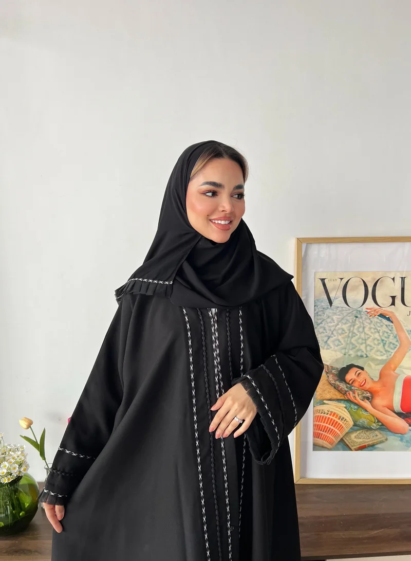عبايات لوسين عباية سوداء مزينة بقيطان أبيض وأسود أنيق