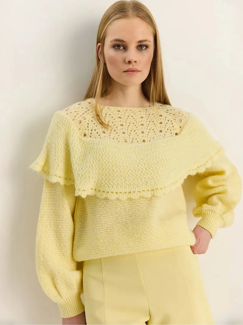 بيانكو لوتشي LUCCI Ribbed Boat Neck Thick Sweater with Frilly Detail