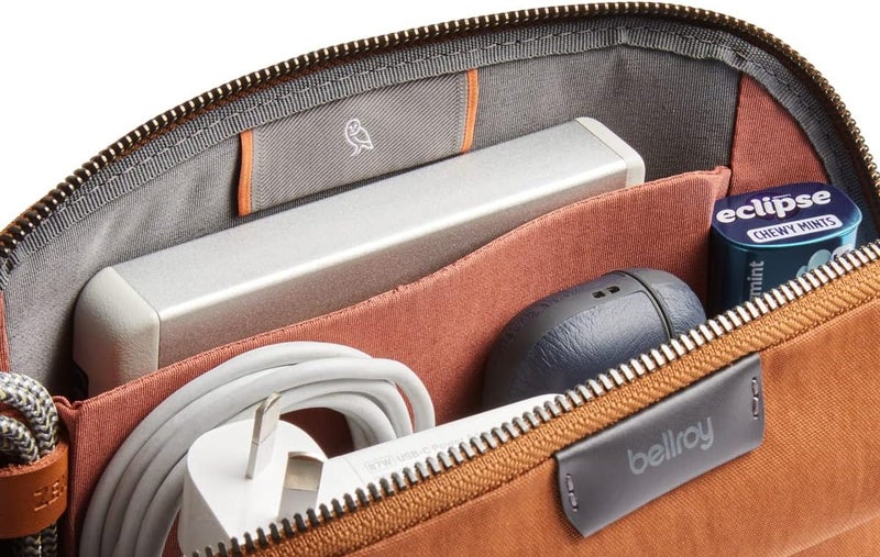 بيل روي منظم مكتب Bellroy (منظم للأجهزة التقنية)، لونه برونزي، متوفر بحجم واحد فقط. - Image 5