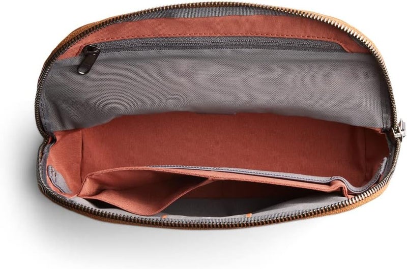 بيل روي منظم مكتب Bellroy (منظم للأجهزة التقنية)، لونه برونزي، متوفر بحجم واحد فقط. - Image 3