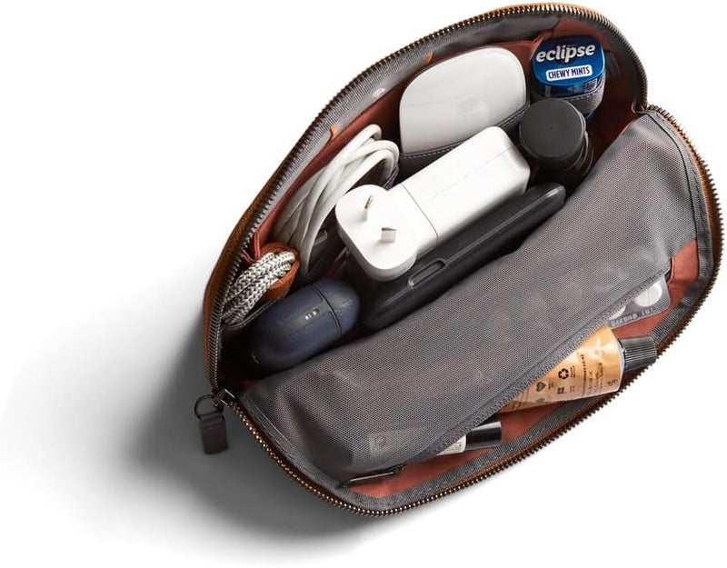 بيل روي منظم مكتب Bellroy (منظم للأجهزة التقنية)، لونه برونزي، متوفر بحجم واحد فقط. - Image 4