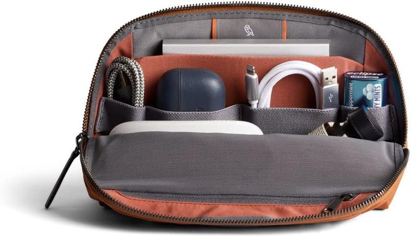 بيل روي منظم مكتب Bellroy (منظم للأجهزة التقنية)، لونه برونزي، متوفر بحجم واحد فقط. - Image 2
