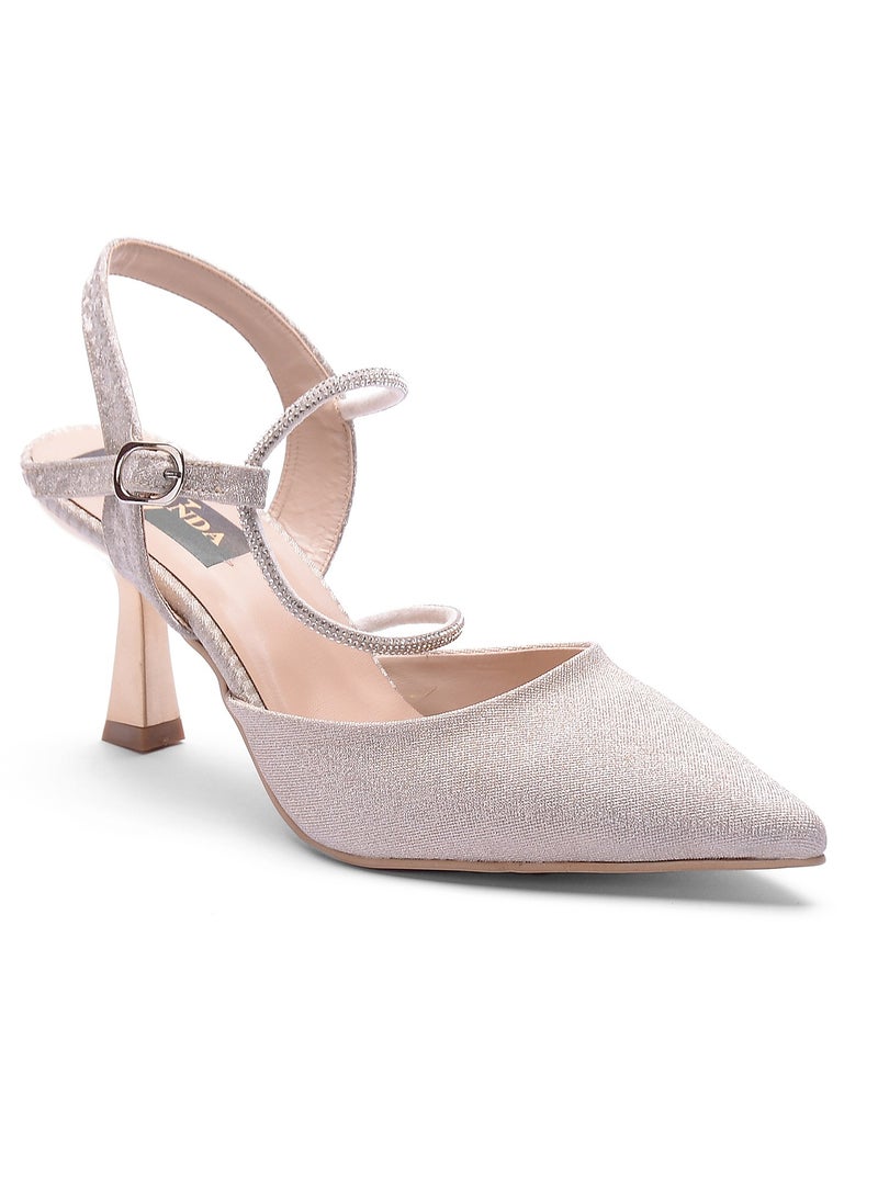 Vbranda Elegant Hills with a pointed cut, shiny details and a flattering belt, perfect for high-end occasions. R-705-GOLD - Image 1
