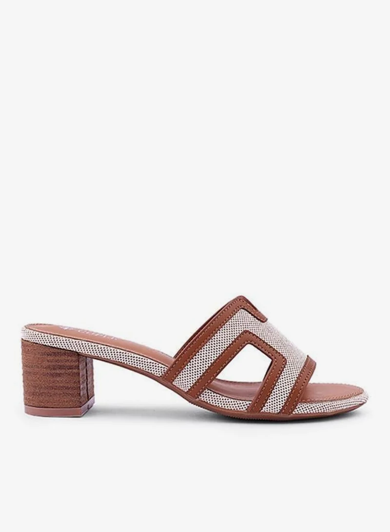 Cuple Elegant heel slippers designed for a chic look.