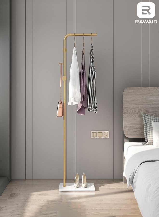 رَوَائِد رف ملابس ذهبي مستقل من المعدن مزود بعامود و3 خطافات – تصميم عصري مع قاعدة من الرخام – على شكل حرف L – مناسب للمداخل وغرف النوم والمعيشة والمكاتب - Image 1