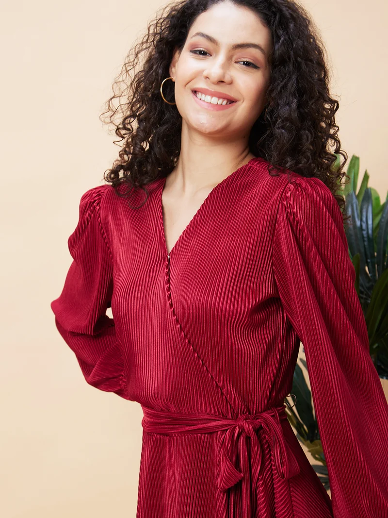 جلو باص فستان نسائي بياقة ملتفة وكسرات أكورديون وحزام وخط