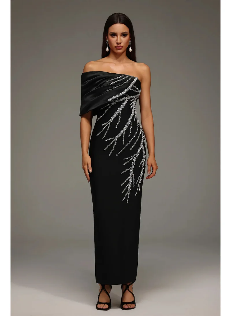 بيلا بارنيت فستان زها ماكسي بدون أكمام بكتف واحد مرصع بالألماس