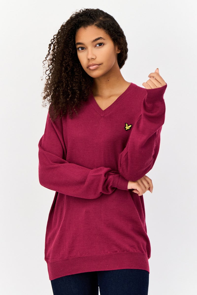 Lyle & Scott سويت شيرت نسائي بتصميم V، لون أحمر نبيذي - Image 1
