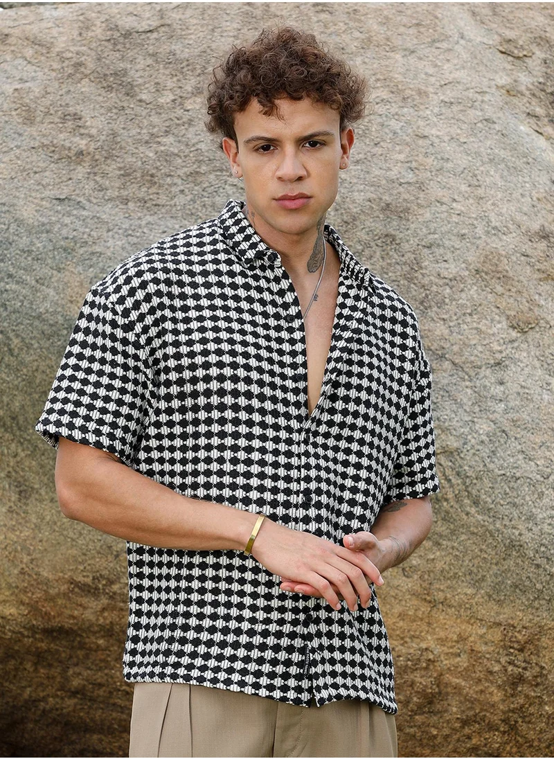 كامبوس سوترا Campus Sutra Men's Midnight Black & Powder White Lozenge-Striped Oversized Shirt For Casual Wear | Cuban Collar | Short Sleeve | Button Closure | Oversized Shirt Crafted With Comfort Fit For Everyday Wear