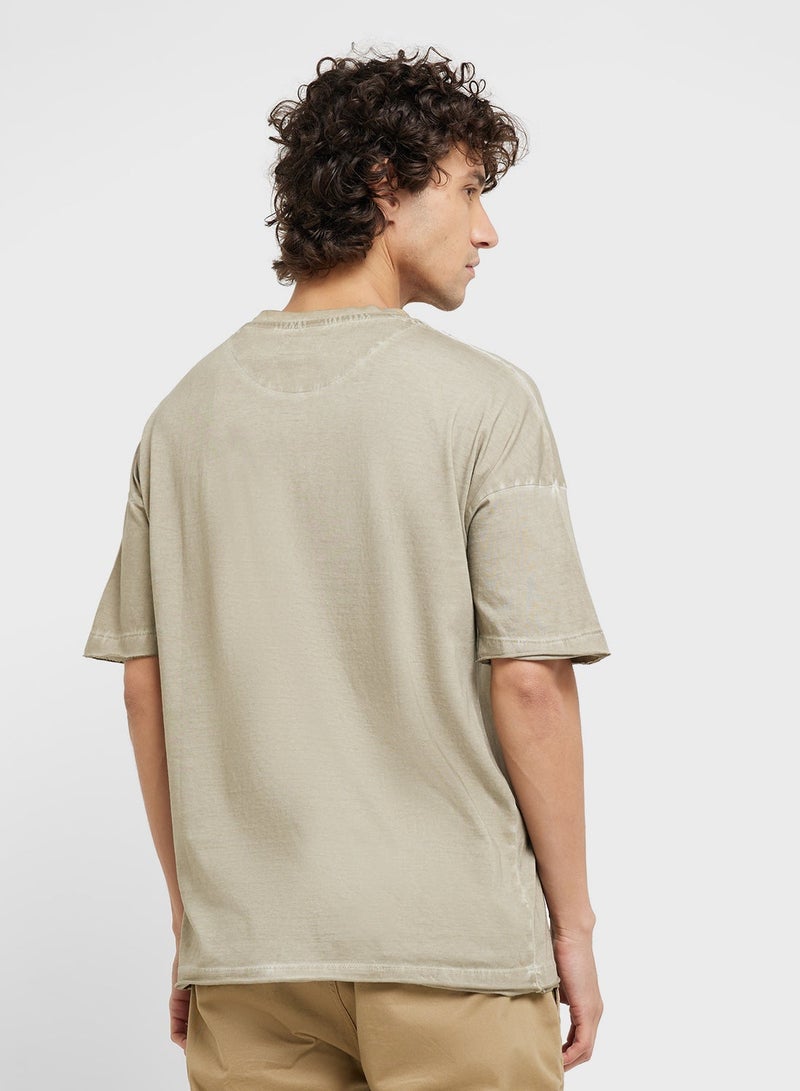 دي ستراكت تيشيرت رجالي واسع بقصة مقطوعة ومصبوغة - Image 2