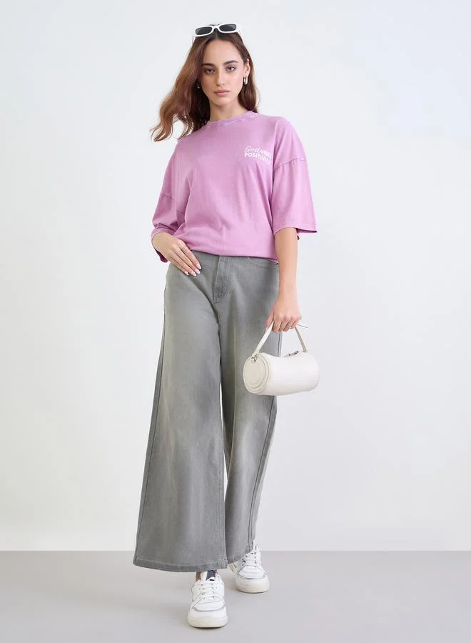 ستايلي تيشيرت واسع بطبعة كتابة