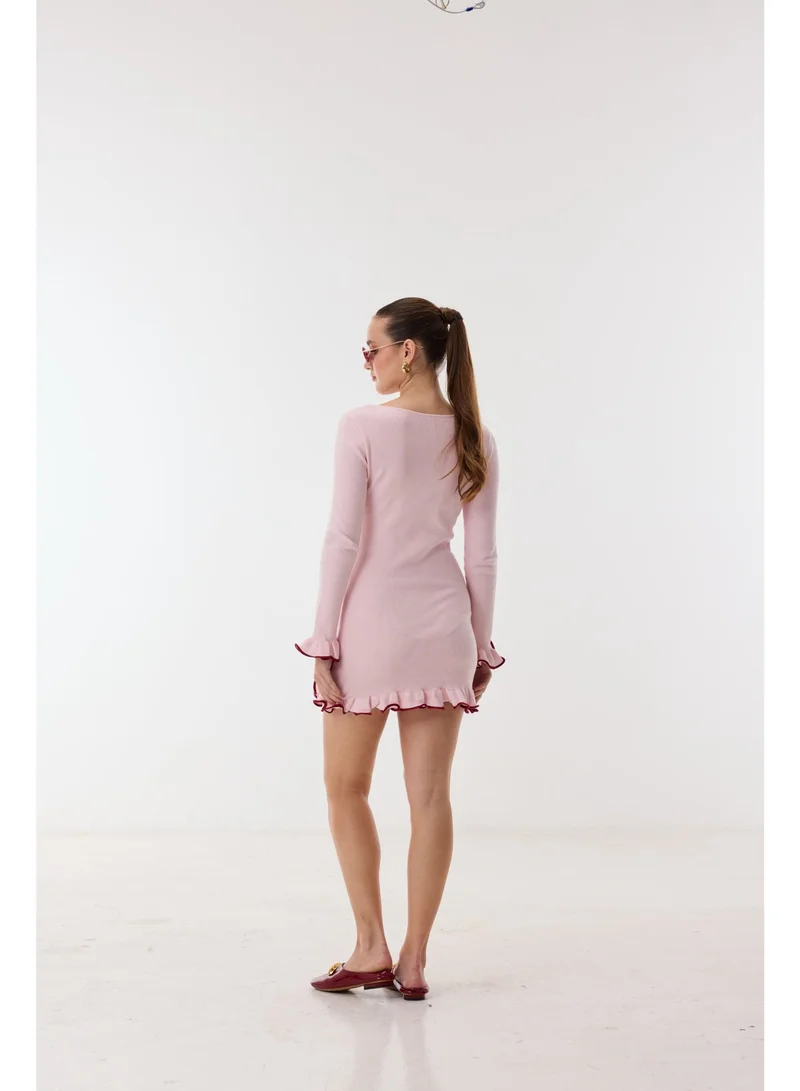 أشيتا فرنانديز فستان قصير من نسيج ميلانو بقصة عنق القارب و تفاصيل كشكش – وردي فاتح