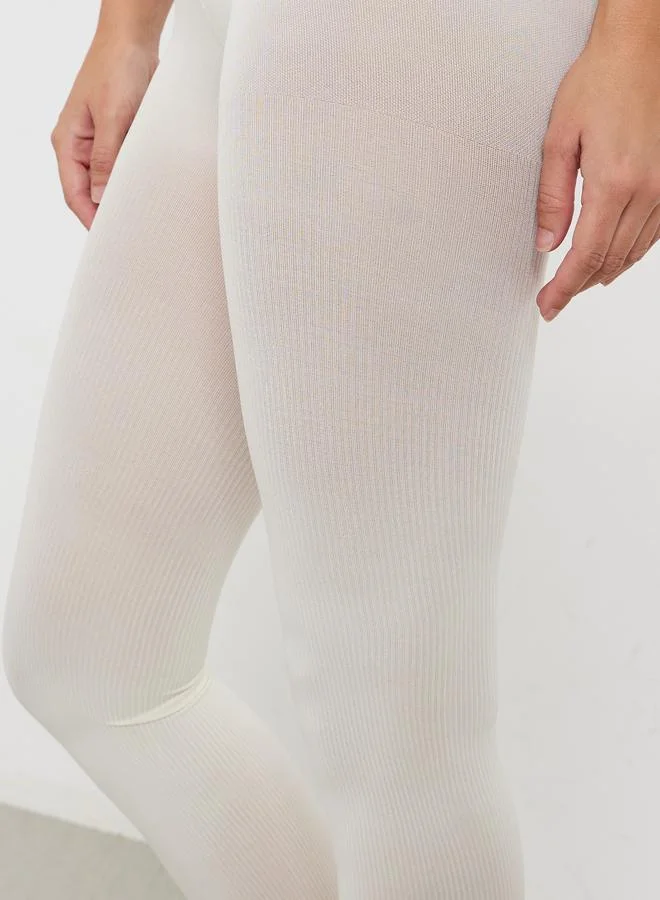 ستايلي جوارب طويلة بتفاصيل محبوكة