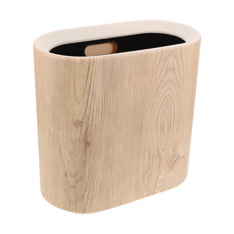 سلة مهملات بيج اللون بغطاء، مناسبة للمساحات الضيقة في المطبخ، مصنوعة من البلاستيك بنقشة خشبية. - Image 5