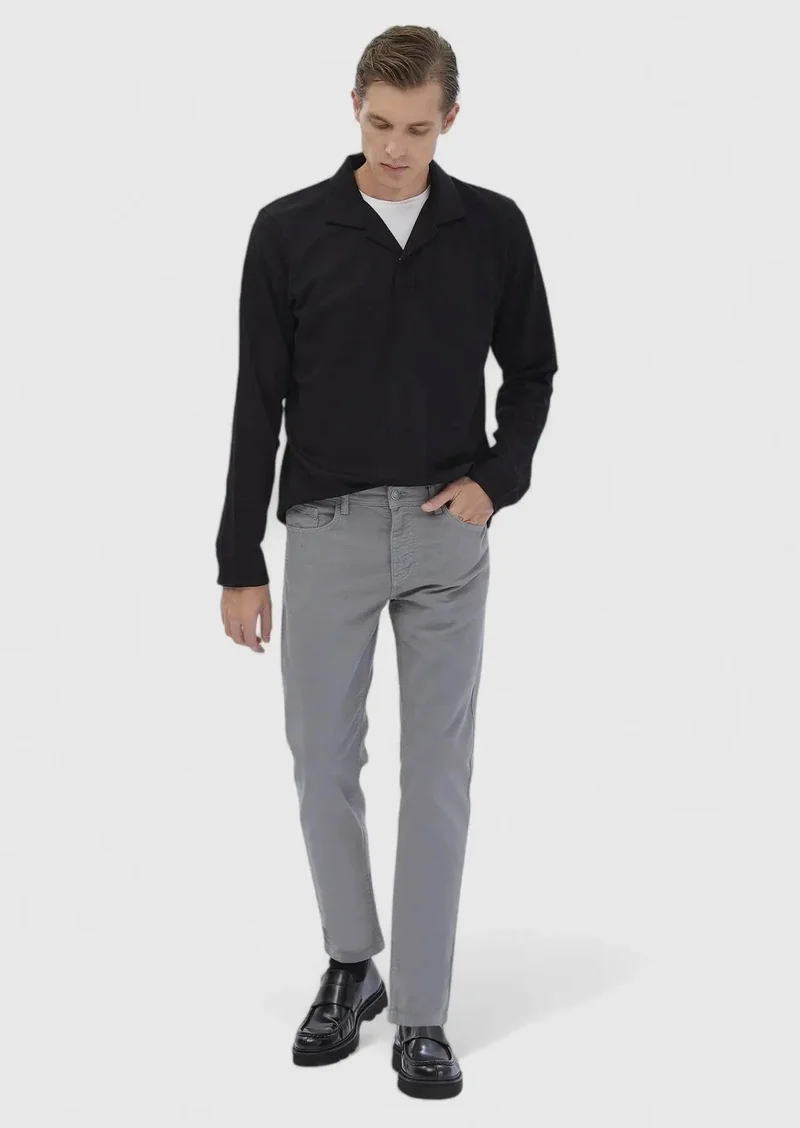 رامسي كنزة سوداء بياقة بولو من قماش الجاكار