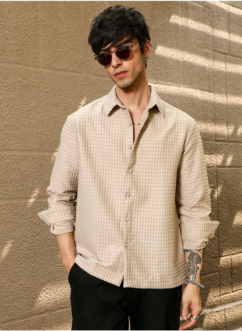 كامبوس سوترا Campus Sutra Men's Buff Beige Quad-Tactile Oversized Shirt For Casual Wear | Spread Collar | Long Sleeve | Button Closure | Oversized Shirt Crafted With Comfort Fit For Everyday Wear