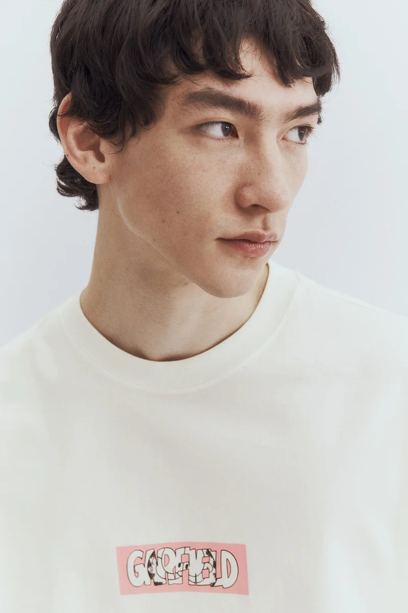 اتش اند ام تي-شيرت مطبوع بتصميم فضفاض