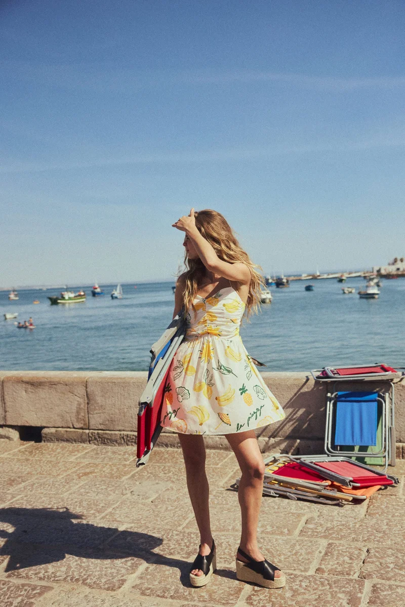 اتش اند ام فستان بحمالات كتف رفيعة وطبعة مميزة