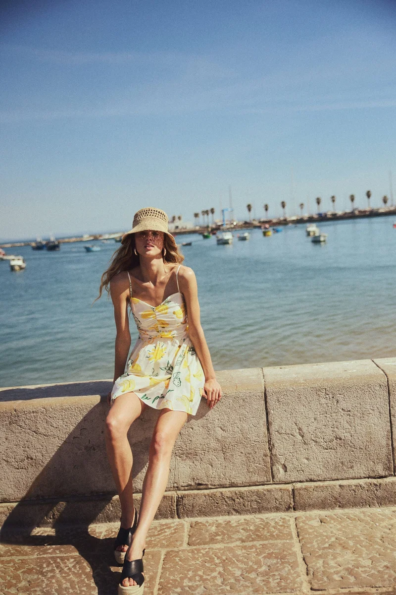 اتش اند ام فستان بحمالات كتف رفيعة وطبعة مميزة